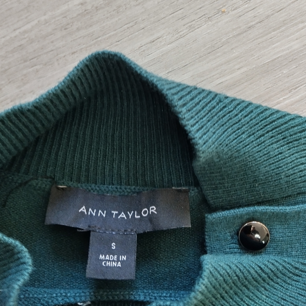 ANN TAYLOR BUTTON DETAIL SWEATER 💚 - Picture 5 of 6